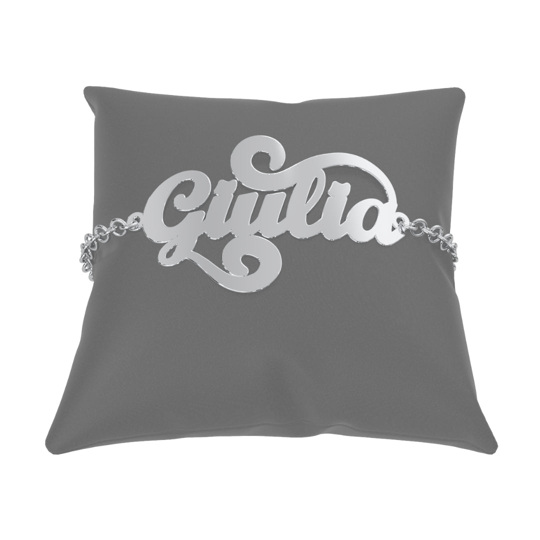 Bracciale con nome e decorazioni.